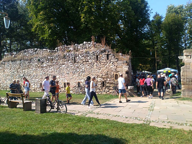 Засијаће Момине зидине